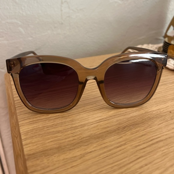 Komono Accessories - Komono Harley Sunglasses in Latte UV400 chunky, oversized square glasses